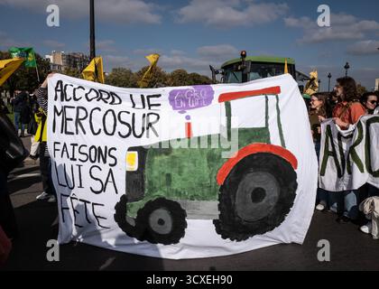Saint Ouen, Paris, Frankreich. Oktober 2025. Der Bauernbund hat sich am Dienstag, den 14. Oktober, in Paris gegen das Abkommen zwischen der EU und dem Mercosur in Les Invalides in Paris ausgesprochen. (Kreditbild: © Sadak Souici/ZUMA Press Wire) NUR REDAKTIONELLE VERWENDUNG! Nicht für kommerzielle ZWECKE! Stockfoto