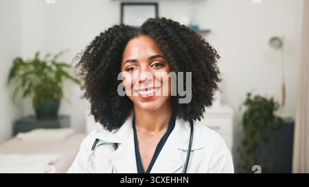 Freundliche Weibliche Ärztin Lächelt In Klinik Mit Stethoskop Für Medizinische Beratung Stockfoto