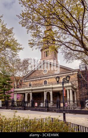 New York, USA - 23. April 2022: Die St. Mark's Church in the Bowery ist eine historische Kirche in Manhattan, New York und eine der ältesten der Stadt Stockfoto