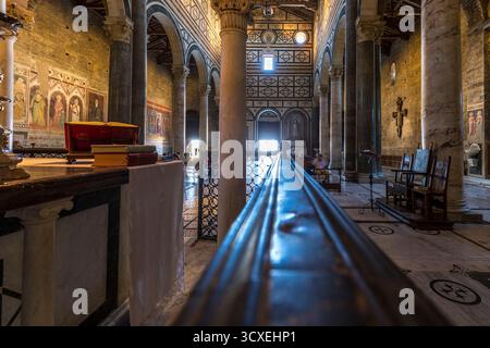 Florenz, Italien - 17. Juli 2025: Innere der Basilika San Miniato al Monte in Florenz, Italien Stockfoto