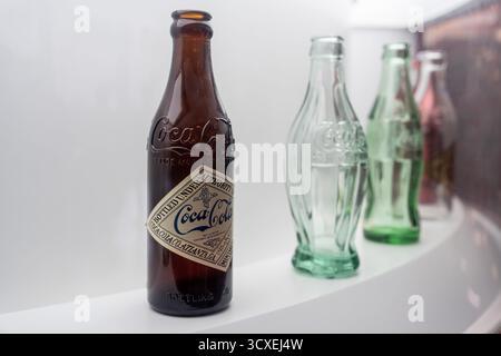 Eine allgemeine Ansicht mit einer alten Coca-Cola-Flasche, die am 14. Oktober 2025 in Hongkong in der Swire Coca-Cola-Abfüllanlage ausgestellt wurde. (Foto von Vernon Yuen/Nexpher Images) Stockfoto