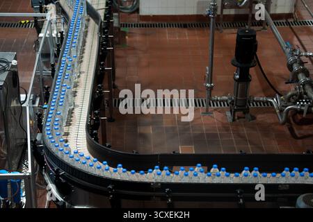 Eine allgemeine Ansicht mit Flaschen mit Bonaqua-Wasser auf der Produktionslinie in der Swire Coca-Cola Abfüllanlage am 14. Oktober 2025 in Hongkong. (Foto von Vernon Yuen/Nexpher Images) Stockfoto