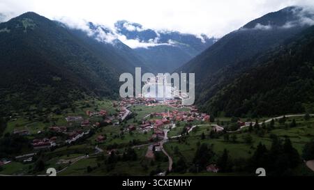 Uzungol Lake und Dorf eingebettet in einem üppigen grünen Tal der Kackar Mountains, Trabzon, Türkei. Stockfoto