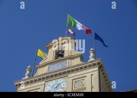 Rom, Italien. Oktober 2025. Rom Quirinale: Papst Leo XIV. Besucht Präsident Sergio Mattarella. Das Foto zeigt die italienische und die Vatikanische Flagge auf dem Quirinalturm. Quelle: Unabhängige Fotoagentur/Alamy Live News Stockfoto