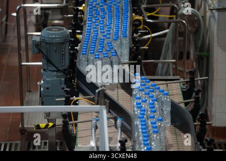 Eine allgemeine Ansicht mit Flaschen mit Bonaqua-Wasser auf der Produktionslinie in der Swire Coca-Cola Abfüllanlage am 14. Oktober 2025 in Hongkong. (Foto von Vernon Yuen/Nexpher Images) Stockfoto