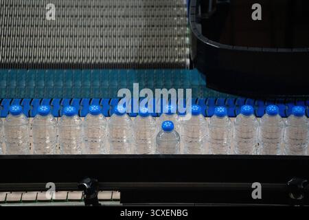 Eine allgemeine Ansicht mit Flaschen mit Bonaqua-Wasser auf der Produktionslinie in der Swire Coca-Cola Abfüllanlage am 14. Oktober 2025 in Hongkong. (Foto von Vernon Yuen/Nexpher Images) Stockfoto