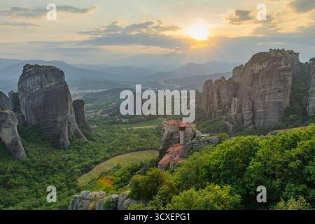 Blick auf den Sonnenuntergang über die Klöster in Meteora in Griechenland Stockfoto