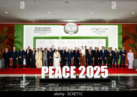Präsident Donald Trump hält sich am Montag, den 13. Oktober 2025, im Tonino Lamborghini International Convention Center in Sharm El Sheikh (Ägypten) mit den Staats- und Regierungschefs der Welt für ein offizielles Foto. während eines Gipfels konzentrierte sich der Schwerpunkt auf die Beendigung des Krieges in Gaza und die Förderung des Friedens im Nahen Osten. Bild mit freundlicher Genehmigung des Weißen Hauses. Stockfoto