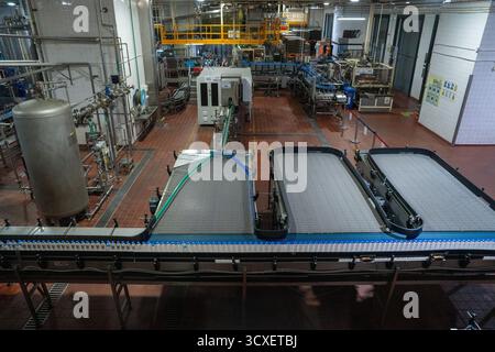 Eine allgemeine Ansicht mit Flaschen mit Bonaqua-Wasser auf der Produktionslinie in der Swire Coca-Cola Abfüllanlage am 14. Oktober 2025 in Hongkong. (Foto von Vernon Yuen/Nexpher Images) Stockfoto