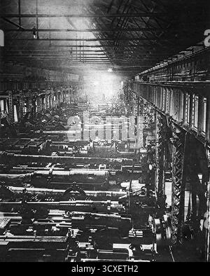 Aus Le Miroir, 4. März 1917, in dem die Washingtoner Artilleriewerkstätten dargestellt werden, in denen während des Ersten Weltkriegs große Marineschützer für Schlachtschiffe und Küstenverteidigung hergestellt wurden. Der artikel berichtet, dass der Kongress 369 Millionen US-Dollar an Marineschulden genehmigte, was die rasche Expansion der US-Rüstungskapazität unterstreicht. Diese Szene innerhalb der Fabrik veranschaulicht Amerikas industrielle Mobilisierung und seine Vorbereitungen auf eine stärkere Beteiligung am globalen Konflikt. Stockfoto