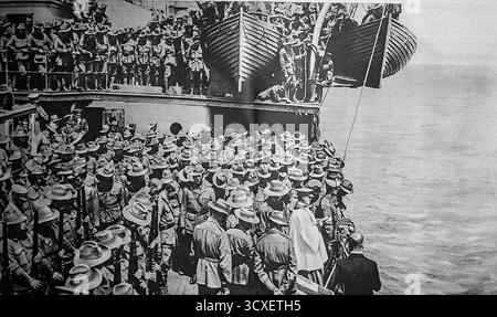 Von Le Miroir, 4. März 1917, feierliche Beerdigung eines ANZAC-Soldaten auf See im Mittelmeer an Bord eines Transportschiffes. Der Sarg, der mit der britischen Flagge bedeckt ist, ist von australischen Truppen umgeben, die schweigend stehen, während der Kaplan Gebete liest, bevor der Leichnam dem Ozean zugeteilt wird. Dieses ergreifende Foto spiegelt die Opfer des australischen und neuseeländischen Armeekorps während des Ersten Weltkriegs und die emotionalen Abschiede wider, die weit weg von zu Hause gehalten wurden. Stockfoto