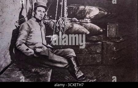 Aus Le Miroir, 4. März 1917, zeigt einen französischen Soldaten, der während des Ersten Weltkriegs in einem Untergrundlager für Munition neben massiven 280 mm Artilleriegeschossen saß. Diese Granaten mit einem Gewicht von jeweils etwa 270 kg wurden in befestigten Bunkern in der Nähe der Front gelagert, bevor sie zu den Geschützen transportiert wurden. Das Bild zeigt das Ausmaß der schweren Artillerie, die im Grabenkrieg eingesetzt wird, und die entscheidende Rolle geschützter Munitionsdepots bei der Beibehaltung von anhaltenden Konflikten. Stockfoto