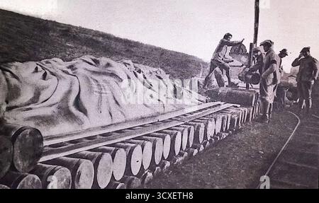 Von Le Miroir, 4. März 1917, wo französische Truppen während des Ersten Weltkriegs schwere 280-mm-Granaten mit kleinen Wagen an die Front transportierten. Jede Granate wog rund 270 kg und erforderte eine sorgfältige Handhabung auf Schmalspurbahnen. Dieses Bild spiegelt die immensen logistischen Herausforderungen wider, die durch den zunehmenden Einsatz schwerer Artillerie und die umfangreichen Schienensysteme, die die Westfront mit Munition versorgten. Stockfoto
