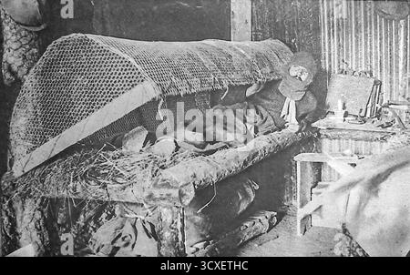 Aus Le Miroir, 4. März 1917, zeigt einen wachen französischen Soldaten in einem improvisierten Käfigbett, das zum Schutz vor Ratten in Grabenunterkünften gebaut wurde. Nagetierbefall plagte die Front, beschädigte die Vorräte und störte die Ruhe. Dieses Bild zeigt den täglichen Kampf der Soldaten um Hygiene und Erholung unter schrecklichen Bedingungen. Solche Innovationen offenbaren die Widerstandsfähigkeit und den Einfallsreichtum der Menschen, die die düsteren Realitäten des Grabenkriegs aushalten. Stockfoto