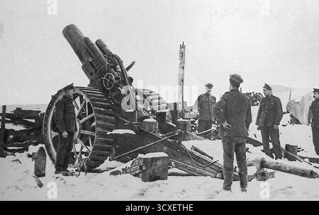 Aus Le Miroir, 4. März 1917, zeigt einen großen britischen Mörser, der während des Ersten Weltkriegs in der Nähe von Miraumont in der Somme positioniert war. Dieses schwere Artilleriestück war Teil der Offensive von General Gough, die durch deutsche Linien vorrückten und Hunderte von Gefangenen gefangen nahmen. Soldaten stehen neben dem Mörser bei schneebedeckten Bedingungen und zeigen die Größe der eingesetzten Waffen und die Vorbereitung auf die heftigen Schlachten Anfang 1917 an der Westfront. Stockfoto