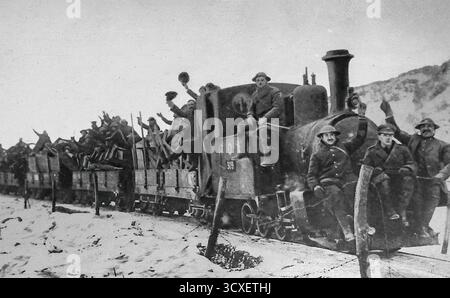 Von Le Miroir, 4. März 1917, zeigt britische Truppen in der Nähe von Miraumont in der Somme während des Ersten Weltkriegs. Soldaten fahren auf offenen Eisenbahnwaggons und Lokomotiven und fahren in Richtung der Frontlinien zum Kampf. Die Szene spiegelt die Bewegung der Truppen General Gough Anfang 1917 wider, als sie gegen deutsche Positionen vorrückten. Das Bild zeigt sowohl die rauen Winterbedingungen als auch die Moral der Truppen, die sich auf eine Großoffensive vorbereiten. Stockfoto