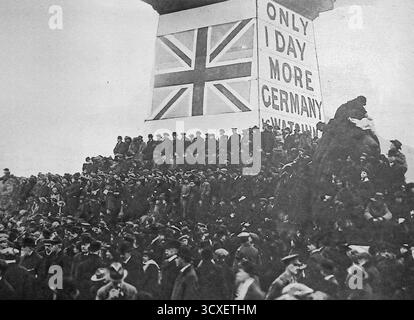 Aus Le Miroir, 4. März 1917, wo sich am letzten Tag der britischen Kriegskampagne Menschenmassen um Nelson’s Column am Trafalgar Square versammelten. Ein riesiges Union Jack Banner mit den Worten „nur 1 Tag mehr – Deutschland sieht zu“ dominiert die Szene. Der Lord Mayor of London sprach an die Versammlung und forderte die Unterstützung der Kriegsanstrengungen auf. Diese auffällige Propagandaschau spiegelt wider, wie patriotische Appelle und öffentliche Versammlungen genutzt wurden, um die massenhafte Teilnahme an Kriegskrediten zu fördern. Stockfoto
