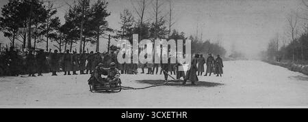 Von Le Miroir, 4. März 1917, wo russische Soldaten an der Westfront in Frankreich bei einem Schlittenwettbewerb teilnahmen. Truppen versammeln sich, um zu beobachten, wie Männer einen eisigen Kanal hinunterreiten und auf Kappen zielen, die in die Luft geworfen werden. Dieser ungewöhnliche Zeitvertreib, inspiriert von der französischen Tradition der „Chasseurs de Casquettes“, spiegelt wider, wie Soldaten Momente der Erholung und Kameradschaft trotz der harten Realitäten des Ersten Weltkriegs fanden Stockfoto