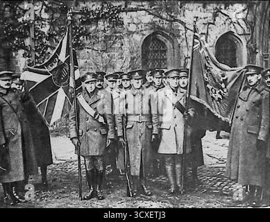 Aus Le Miroir am 4. März 1917 werden kanadische Soldaten gezeigt, die Regimentsflaggen in der Westminster Abbey in London ablegen. Britische Truppen trugen keine Farben in die Schlacht, sondern bewahrten sie stattdessen an heiligen Orten. Das Bild unterstreicht Kanadas Rolle im britischen Empire während des Ersten Weltkriegs und unterstreicht die Loyalität zu Großbritannien und die nationale Identität der kanadischen Streitkräfte. Eine feierliche Zeremonie im historischen Westminster verband Glauben, Reich und Krieg. Stockfoto