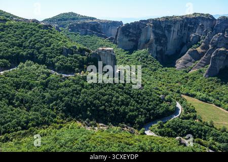Blick aus der Vogelperspektive auf das Kloster Meteora, umgeben von grünem Wald und Felsformationen in Griechenland. Stockfoto