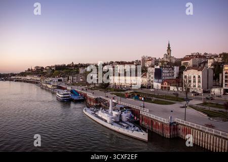 Belgrad, Serbien. Eine Brücke über die Donau. Die Uferpromenade der Stadt bei Sonnenuntergang. Stockfoto