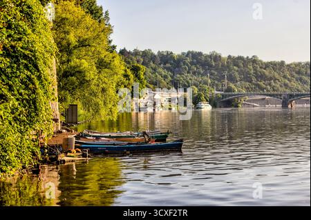 Prag, Tschechische Republik - 16. Juli 2024: Morgenblick auf die Moldau in Prag in der Tschechischen Republik Stockfoto