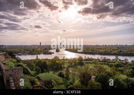Belgrad, Serbien. Blick auf die Donau und Wohngebäude mit roten Ziegeldächern. Stockfoto