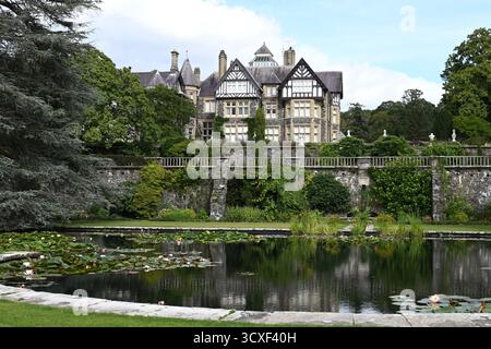 Bodnant House und großer Gartenteich im National Trust Hotel Wales, UK September Stockfoto