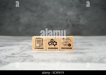 Holzwürfel mit Symbolen, die Standard Operating Procedure (SOP), Workflow und Prozessmanagement darstellen. Konzept des Geschäftsbetriebs. Stockfoto