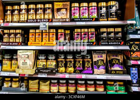 London UK, 14. Oktober 2025, Auswahl an Gläsern getrockneten Instant Coffee Stockfoto