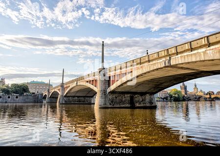 Legionbrücke über die Moldau in Prag, Tschechische Republik, die das Nationaltheatergebiet mit Malá Strana bei der Insel Kampa verbindet. Stockfoto