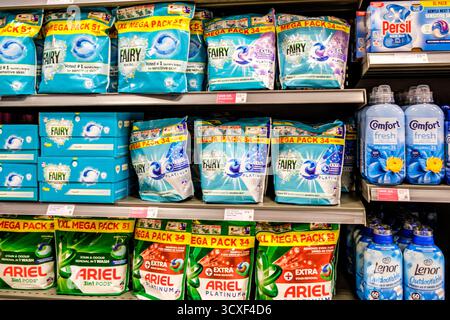 London UK, 14. Oktober 2025, Auswahl von Haushaltswaschmitteln Stockfoto