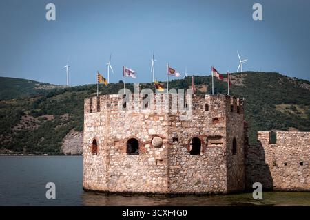 Die Festung Golubac in Serbien. Eine steinerne Festung mit Fahnen oben, gelegen an der Donau. Stockfoto