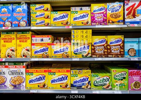 London UK, 14. Oktober 2025, Auswahl an beliebten britischen Frühstückszerealien Stockfoto