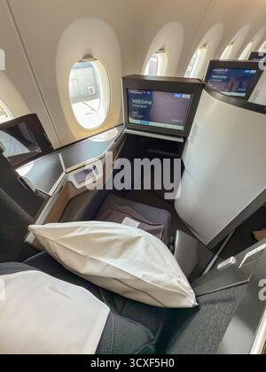 London, England, UK - 19. Mai 2025: Sitzplatz in der Club World Business Class eines Flugzeugs von British Airways. Keine Personen. Stockfoto