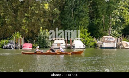 Henley on Thames, Oxfordshire, England, Großbritannien - 20. Juli 2025: Malerischer Blick auf vier Personen in einem Ruderboot auf der Themse in Henley on Thames Stockfoto