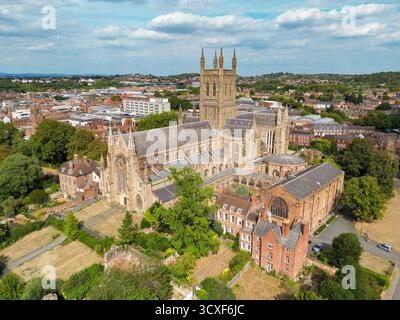 Worcester, Worcestershire, England, Großbritannien – 24. August 2025: Panoramablick auf die Kathedrale in der Stadt Worcester. Stockfoto