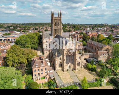 Worcester, Worcestershire, England, Großbritannien – 24. August 2025: Panoramablick auf die Kathedrale in der Stadt Worcester. Stockfoto