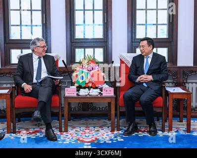 Peking, China. Oktober 2025. Der Präsident der Nachrichtenagentur Xinhua, Fu Hua, trifft sich am 14. Oktober in Peking, der Hauptstadt Chinas, mit Alexandre Padilha, dem brasilianischen Gesundheitsminister. 2025. Quelle: Rao Aimin/Xinhua/Alamy Live News Stockfoto