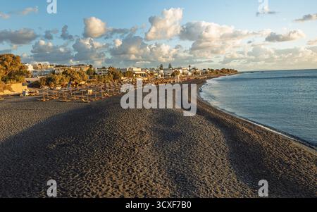 Blick auf den Kamari Strand Santorin Stockfoto