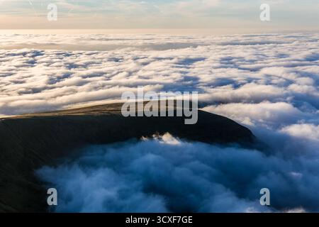 Atemberaubende Aussicht von einem Gipfel über einer dicken Wolkendecke in den walisischen Bergen Stockfoto