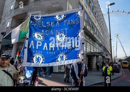 Nationale Demonstration für Palästina, London. Großes blaues Banner der Fußballmannschaft Chelsea mit „Chelsea-Fans gegen Apartheid, freies Palästina“. Stockfoto