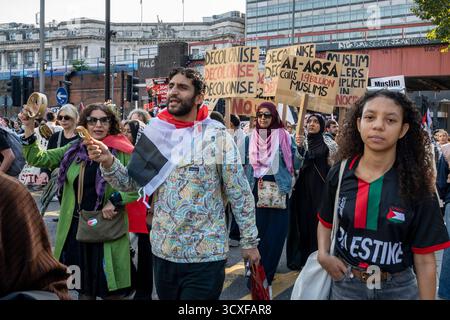 Nationale Demonstration für Palästina mit Plakaten und Fahnen. Stockfoto