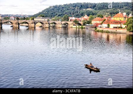 Prag, Tschechische Republik - 16. Juli 2024: Morgenblick auf die Moldau in Prag in der Tschechischen Republik Stockfoto