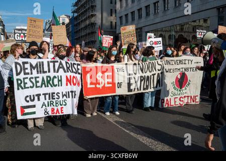 Nationale Demonstration für Palästina, London. Studenten protestieren mit großen Spruchbändern „Forschung jetzt entmilitarisieren“ Stockfoto