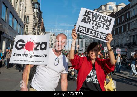 Nationale Demonstration für Palästina, London. Demonstranten mit Plakat "jüdische Künstler für Palästina" und "Gaza stoppt den Völkermord". Stockfoto