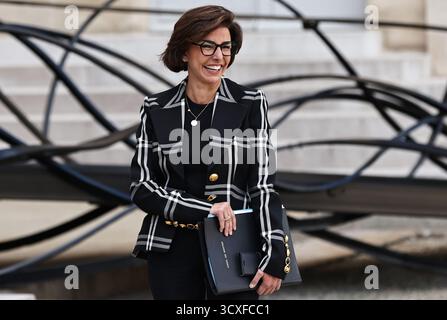 Paris, Frankreich. Oktober 2025. Die französische Kulturministerin Rachida Dati verlässt nach der ersten wöchentlichen Kabinettssitzung der neuen Regierung im Elysee-Palast in Paris, Frankreich, 14. Oktober 2025. Der französische Premierminister Sebastien Lecornu stellte am Sonntagabend die Aufstellung seiner neuen Regierung vor, die laut Ratsvorsitz insgesamt 34 Minister umfasst. Quelle: Gao Jing/Xinhua/Alamy Live News Stockfoto