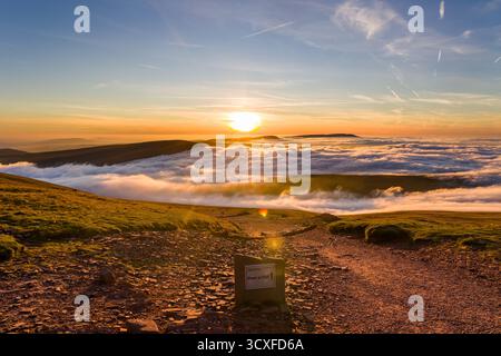 Atemberaubende Temperaturumkehr mit einem Wolkenmeer bei Sonnenuntergang in Brecon Beacons, Wales. Stockfoto