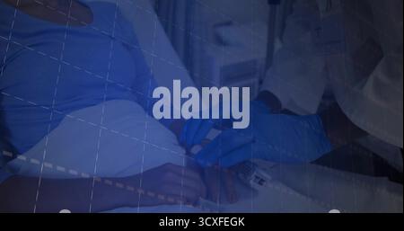 Pflegekraft, die den intravenösen Katheter am Krankenbett mit Handschuhen in den Unterarm des Patienten einführt Stockfoto