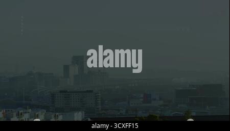 Die Skyline mit mittelhohen Apartments, Autobahnen am verschneiten Stadtrand und Kränen Stockfoto